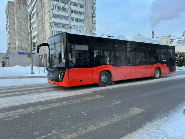 фото автобуса №2 и стенда с расписанием